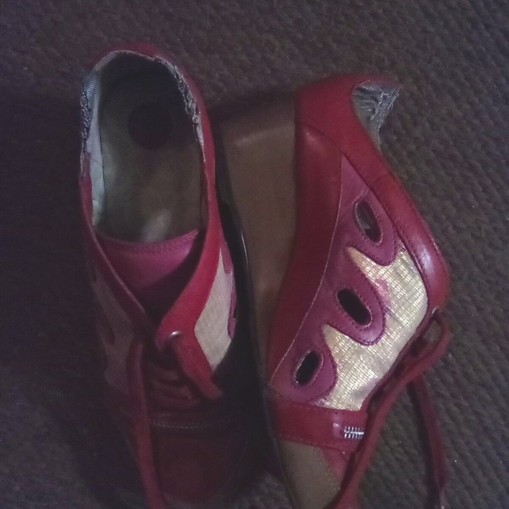 Morenatom vintage Y2K  shoes. New size 8. Red & Gold with zip detail